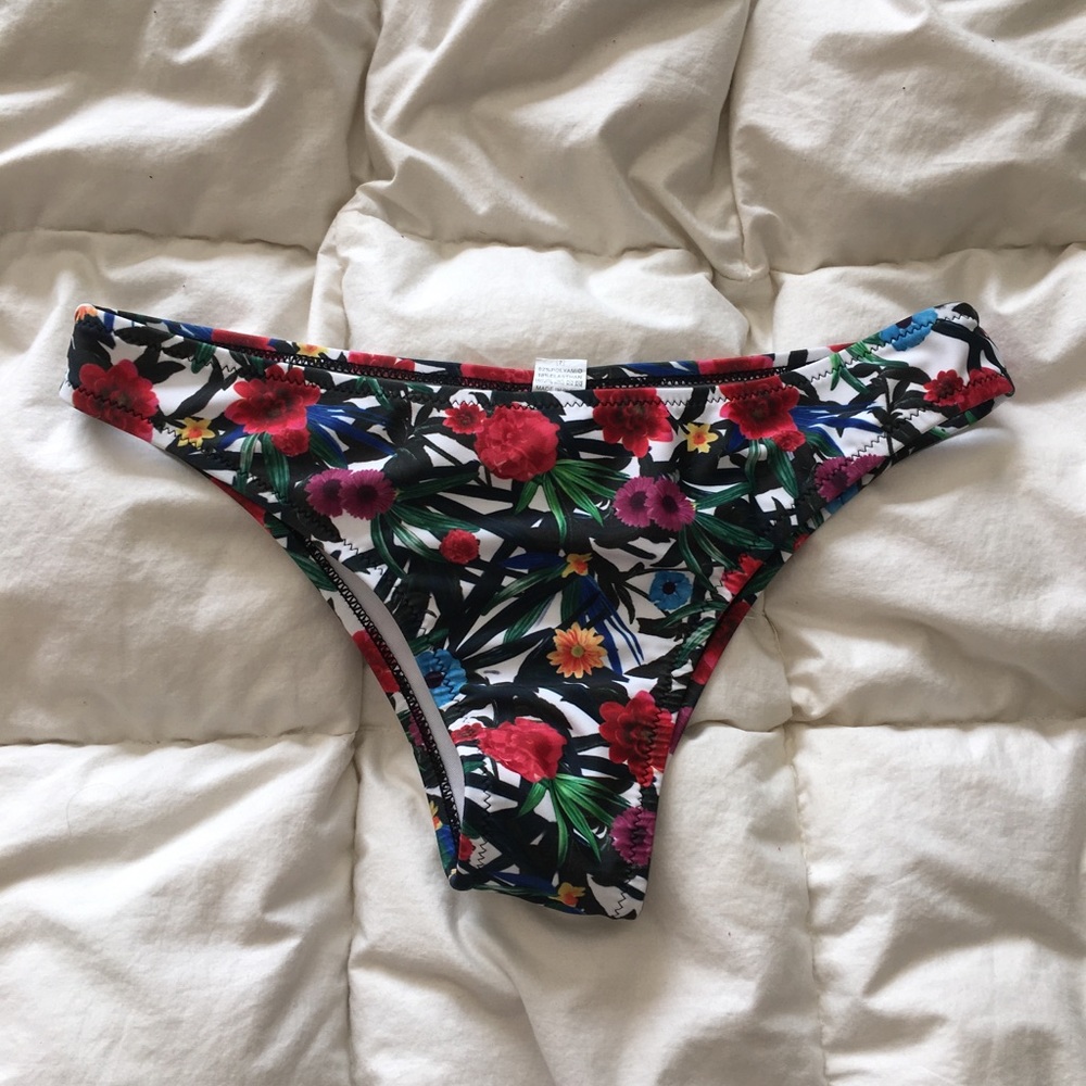 Floral Bikini Bottom❤️